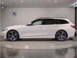 【拘りのFR】BMWが多く採用するFR車。ダイレクトでスポーティな加速感・シャープなハンドリングを実現。縦置きエンジンレイアウトにより、フラットで上質な乗り味です。