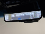 【デジタルインナーミラー】後方に設置されたカメラの映像がルームミラー型の液晶画面に送出されます。トランク内の荷物が満載でも、視界が妨げられることはありません。