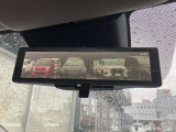 スマートルームミラー:車両後方のカメラ映像をミラー面に映し出すので、車内の状況や、天候などに影響されずいつでもクリアな後方視界が得られます。