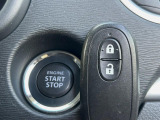 【キーレススタートシステム】カバンやポケットに入れたままでもドアの施錠・解錠が可能なスマートキーを装備。エンジンのオン・オフ時もカギを取り出す必要が無いからとっても便利です♪