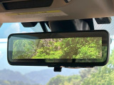 【スマートリヤビューミラー】後席の大きな荷物や同乗者で後方が確認しづらい時でも安心!カメラが撮影した車両後方の映像をルームミラー内に表示。クリアな視界で状況の確認が可能です!