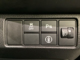 ハンドルの右側にはヘッドライトレベライザーとHondaセンシング用のメインスイッチがついています。ヘッドライトレベライザーは道路状況や積荷の加重に応じてライトの高さを調節できます。