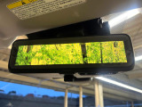 【スマートリヤビューミラー】後席の大きな荷物や同乗者で後方が確認しづらい時でも安心!カメラが撮影した車両後方の映像をルームミラー内に表示。クリアな視界で状況の確認が可能です!