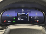 【メーター】メーターがすべて液晶画面で表示。クルマのスピードなど重要な情報の視認性はそのままに、非常にたくさんの情報が表示可能。最新の車両にふさわしい近未来的な印象を受けますね!安全機能の設定も可能。