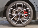【BMWアロイホイル】軽量かつ強度に拘ったアロイホイル。走行性能ポテンシャルを引き出す設計。車の足元を引き締めてくれる大きなポイントはアロイホイルです。