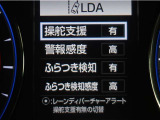 レーンディパーチャーアラートとは車線、又は走路からの逸脱の可能性を警告すると共に、車線、又は走路からの逸脱を避けるためのハンドル操作の一部を支援する機能です。詳細は販売店スタッフまでお尋ね下さい。