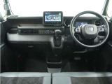 ◆視界広々で非常に運転しやすくロングドライブでも疲れを感じさせないすっきりとまとまったインパネ周りです。