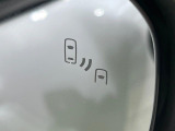 【ブラインドスポットモニター】走行中、ドアミラーの死角になりやすい箇所に後続車が接近するとサイドミラーのレンズに警告を表示!ドライバーに注意喚起をしてくれます。