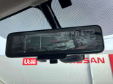 インテリジェントルームミラー、車両後方のカメラ映像をミラー面に映し出すので車内の状況や天候などに影響されにくく、よりクリアな後方視界が得られます
