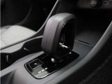 チャコールカラーのシフトノブ。スウェーデンならではのモダンな感覚にあふれるラグジュアリー感。そのスタイリッシュなエクステリアには、都市のライフスタイルに自然に溶け込むセンスが息づいています。