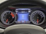 【メーターまわり】ドライバーから見やすい位置にあって安全運転に寄与します。マルチインフォメーションディスプレイでは、クルマに関するたくさんの情報を確認可能。