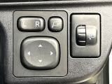 【電動格納ミラー】サイドミラーは電動格納式となっており、狭い駐車場でもキズがつくリスクを抑えられます。