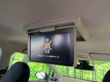【フリップダウンモニター】大画面モニターで後席でもエンタメをお楽しみいただけます。小さなお子様にも大人気の装備です♪
