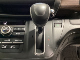 CVT車のセレクトレバーです。低速から高速まで、変速ショックのないスムーズな走りを実現するとともに、エンジン効率のよい領域を維持することで燃費にも貢献します。