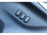 運転席の電動パワーシートはメモリー機能付きです。予め登録してあるシートポジションにボタン一つで楽々調整!2人使用の場合はもちろん、1人の場合でも乗り降りの際にシートを下げることで乗降が楽になります!