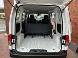 NV200バネットバンの荷室は5人乗車で荷室長1025mm荷室幅1500mm荷室高1315mmの寸法で広い荷室を確保。低い荷台での積み降ろしも楽々。多種多様な荷物やツールをスムーズに運べます。