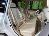後部座席も気になるようなキズ・汚れやへたり等、大きなダメージはなく、良好な状態です。