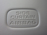 サイドカーテンエアバックシステムは、側面衝突時に大人から子供までさまざまな体格の乗員の頭部や頚部を広範囲で保護。特にセンターピラーへの頭部衝突を防ぐ展開性能を実現しています。
