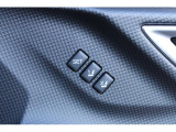 運転席の電動パワーシートはメモリー機能付きです。予め登録してあるシートポジションにボタン一つで楽々調整!2人使用の場合はもちろん、1人の場合でも乗り降りの際にシートを下げることで乗降が楽になります!