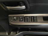 電動格納式リモコンドアミラーと、パワーウィンドウスイッチ等は運転席ドアにあります。