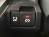 【電動パーキングブレーキ+オートブレーキホールド機能】 指先だけで簡単に操作が可能なパーキングブレーキ、スイッチを押すとブレーキペダルから足を離してもブレーキを保持できるオートブレーキホールド搭載。