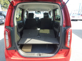 リア席を倒せば、大きな荷物も簡単に積み込めます。