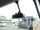 ドライブレコーダーは、車の運転中に前方の映像を記録する装置です。万が一の事故の際に、状況を記録して証拠として利用することができます。