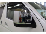シルバーメッキのミラーカバーです。アウトドアハンドルやフロントのメッキ加飾と統一感がありスタイリッシュな印象です。