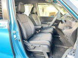 体を包み込む形のシートなので、長時間運転しても疲れません。