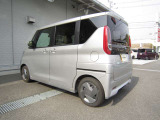 紫外線をカットし車内のプライバシーも守ってくれるプライバシーガラスも装備!