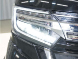 【LEDヘッドライト】省電力で、明るく遠くまで照らし、夜道や雨天などの走行の際、安心感を高めます。オートライト機構で周囲の明るさを感知し、自動で点灯、消灯します。