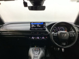 車内は光触媒抗菌消臭施工済です。スタイリッシュなデザインでスポーティなインパネ周りを演出します。グローブボックスやカップホルダーのほかにトレーなどたくさんの収納スペースが付いています。