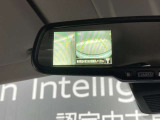 ルームミラーにもアラウンドビューの映像がでるのでどちらか見やすいほうをお選びできます。