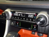 運転席・助手席・独立型オートエアコン。運転手とパートナー別々の温度設定が出来快適なドライブが楽しめます!!