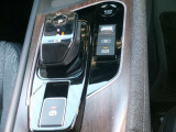 電動パーキングブレーキ装備!また、オートブレーキホールド機能もありますので、停車時ブレーキペダルから足を離してもブレーキ力を保持しているので動き出しません。(アクセルペダルを踏むと解除され発進します)