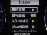 レーンディパーチャーアラートとは車線、又は走路からの逸脱の可能性を警告すると共に、車線、又は走路からの逸脱を避けるためのハンドル操作の一部を支援する機能です。詳細は販売店スタッフまでお尋ね下さい。