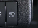 オートマチックハイビームとは、先行車や対向車のライトを認識し、ハイビームとロービームを自動で切り替える機能です。夜道の視界を確保します。詳細は販売店スタッフまでお尋ね下さい。