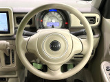 インテリアに合わせたデザインのステアリングは、運転される方のことも考え、運転しやすい形状、大きさです。是非一度、実際に触ってお確かめください。