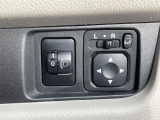 【電動格納ミラー】サイドミラーは電動格納式となっており、狭い駐車場でもキズがつくリスクを抑えられます。
