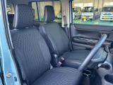 【フロントシート】高めのヒップポイントで見晴らしが良く、運転もしやすいですよ◎運転席アームレストがついているので長距離運転時の疲労軽減になりますよ◎
