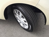 安全に走行するためには空気圧の確認をはじめ溝の深さ、ひび割れの等の点検が必要です。点検時に交換が必要と判断した場合は交換いたします。