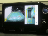 パノラミックビューモニター搭載。カメラで車両周囲の状況を映し出すため、狭い場所での駐車などに役立ちます。