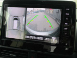 自車を真上から見下ろすように映し出すので周囲の状況が分かるアラウンドビューモニター搭載。フロントカメラとしても使用できます。車庫入れなど苦手な人の頼りになる助っ人です。