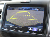 バックをするとき自動でリアの様子が映る『リアカメラ』付き! ナビ画面で確認しながらバックができますから安心ですね。でも、目視も大切ですよ!安全第一でお願いします!