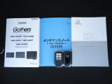 カギをバッグやポケットに入れたままでもドアロックの開閉やエンジン始動ができる『スマートキー』付き!暗くなってもキー穴を捜す必要が無くとっても便利ですから人気の装備です!