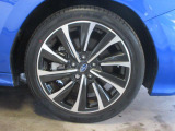 右前 18インチアルミホイール タイヤサイズは、225/45R18です。「*ホイールロックナットは展示用です」