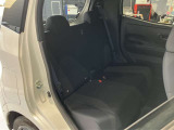 後部座席です。後席も大人の方でもゆったり乗れるスペースを確保♪足元も深くシートのクッションも柔らかくロングドライブの疲労を軽減してくれます♪