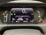 デジタル表示のスピードメーターとタコメーター、燃費やオドメーターなどの表示の他に、ホンダセンシング機能などの表示もできる多機能なマルチインフォメーション・ディスプレイです。