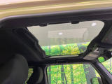 【ガラスルーフ】ガラスルーフ搭載で車内の解放感が一気にアップ!開放的なドライブをお楽しみいただけます。