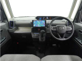 視界広々で非常に運転しやすくロングドライブでも疲れを感じさせないすっきりとまとまったインパネ周りです。